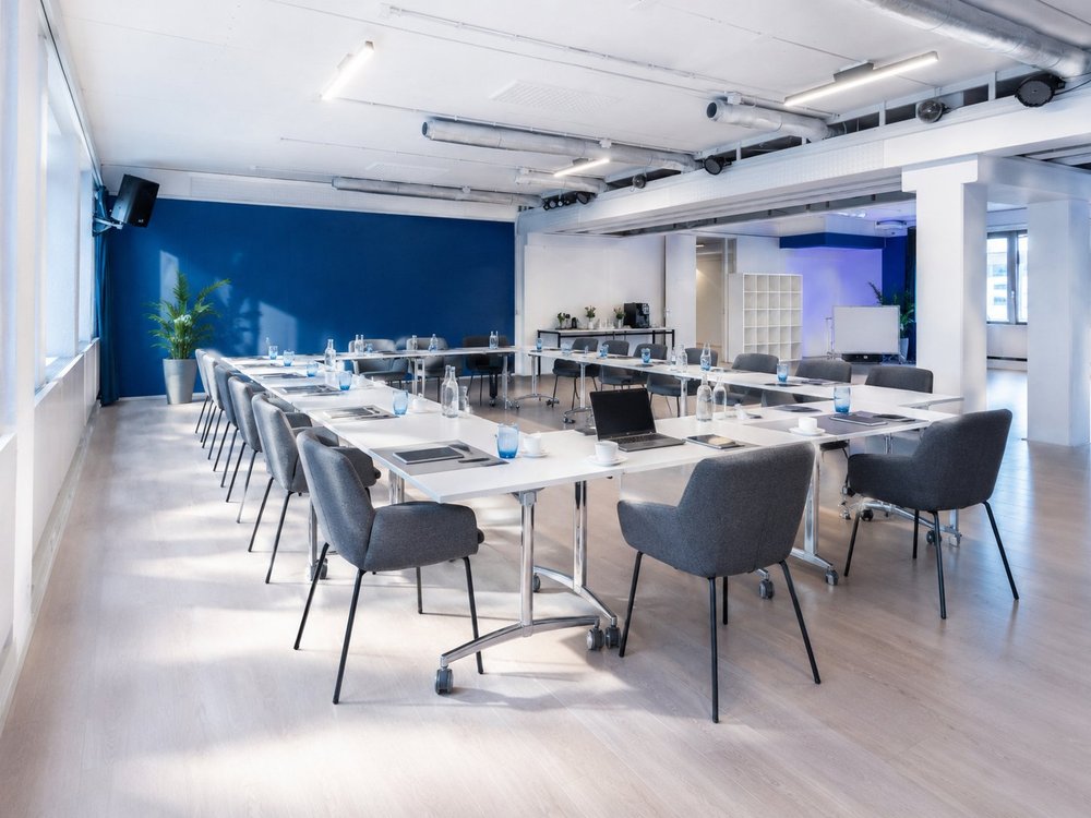 Lege zaal met lange tafels, klaar voor gebruik