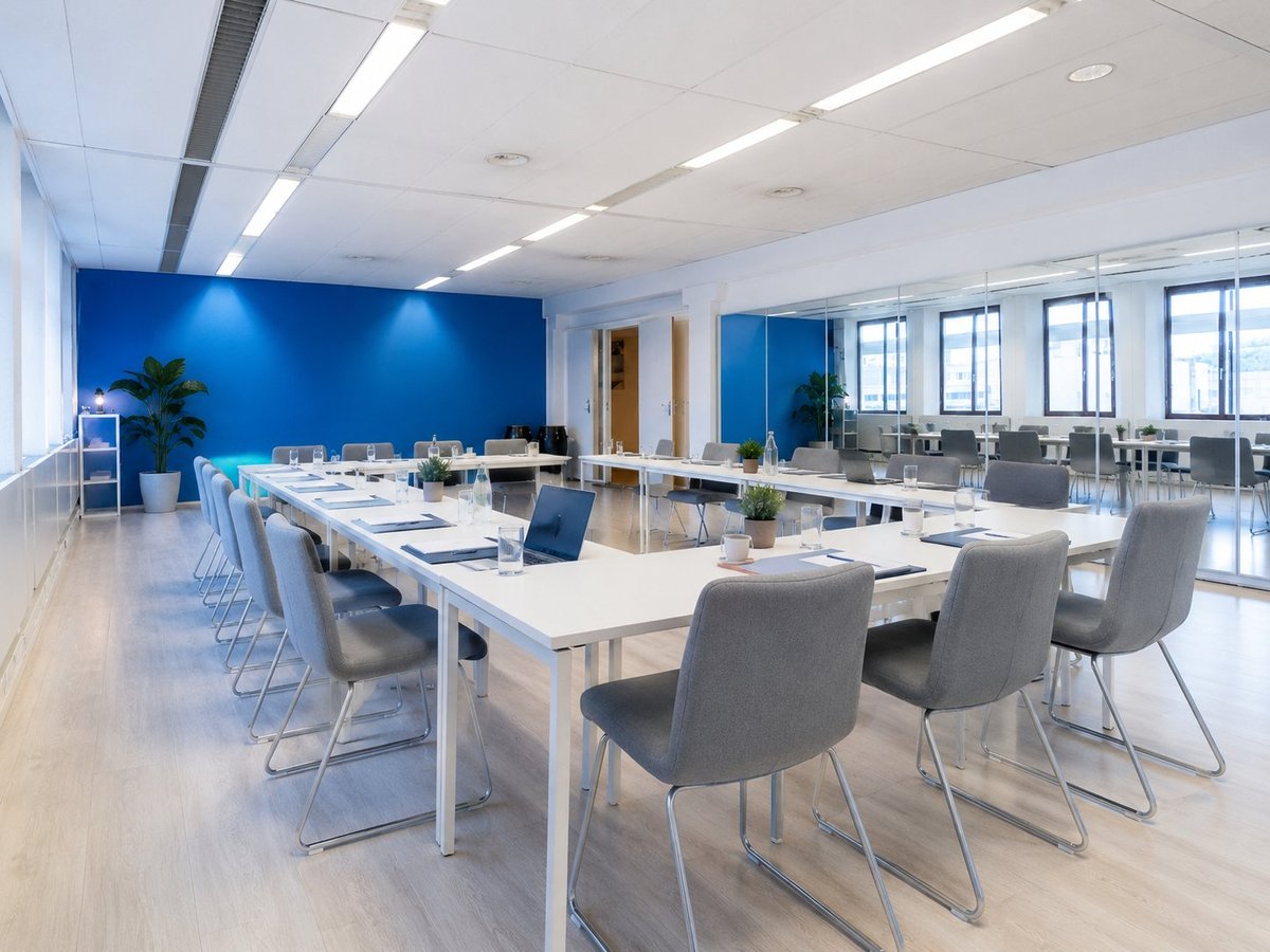 Lichte zaal met U-vorm opstelling en blauwe accentwand